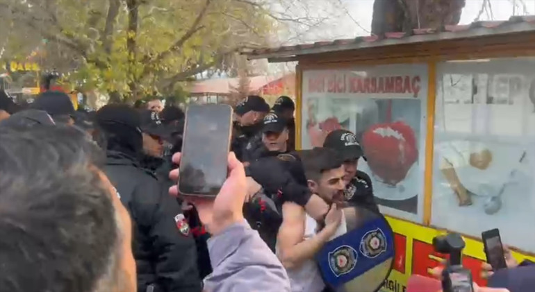 Adanada yıkım gerginliği Bazı kişiler direnip iş yerini yaktı... Çok sayıda gözaltı var