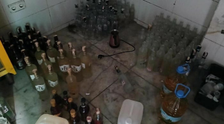 İzmirde yılbaşı öncesi sahte ve kaçak içki operasyonu: 3 tutuklama