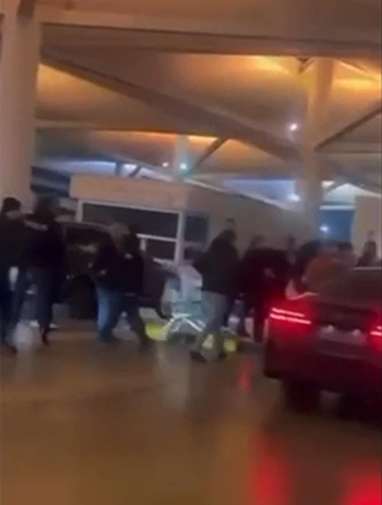 Kapıkulede gümrük muhafaza memuruna otomobil çarptı Kaza anı kamerada