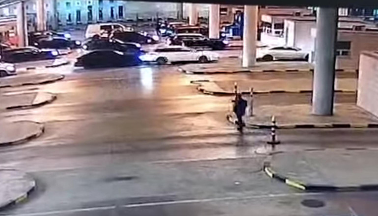 Kapıkulede gümrük muhafaza memuruna otomobil çarptı Kaza anı kamerada