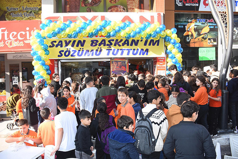 Sadettin Saran Sözünü tut dedi Öğrencilere ücretsiz dağıttı