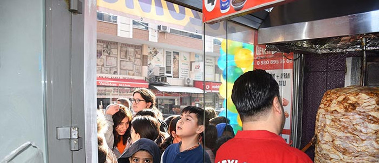 Sadettin Saran Sözünü tut dedi Öğrencilere ücretsiz dağıttı