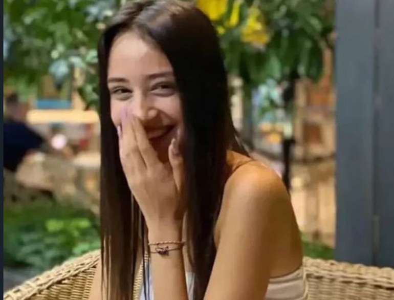  Şakalaşmak için alnına dayayıp tetiğe bastım