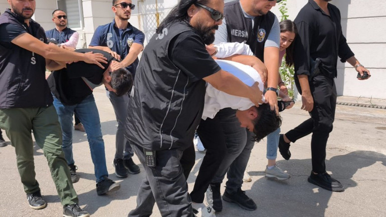  Şakalaşmak için alnına dayayıp tetiğe bastım