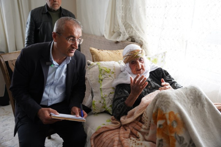 105 yaşında yakınlarından istedi, parti üyeliği evinde yapıldı