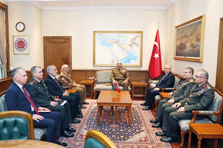 Libya askeri heyetinin jeti düştü