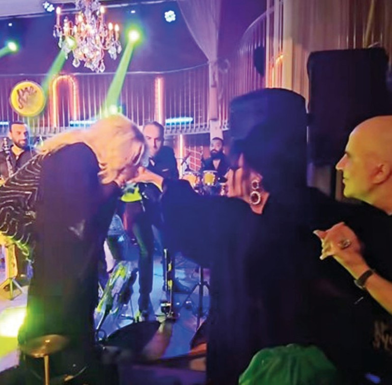 Diva, Dada’da mest etti