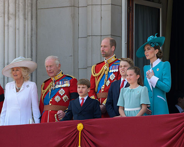 Ömrünce o tahtın hayalini kurmuştu... Hemen inatçı oğluna bırakmak istemiyor... Daha ölmeden toprağa gömmeyin beni