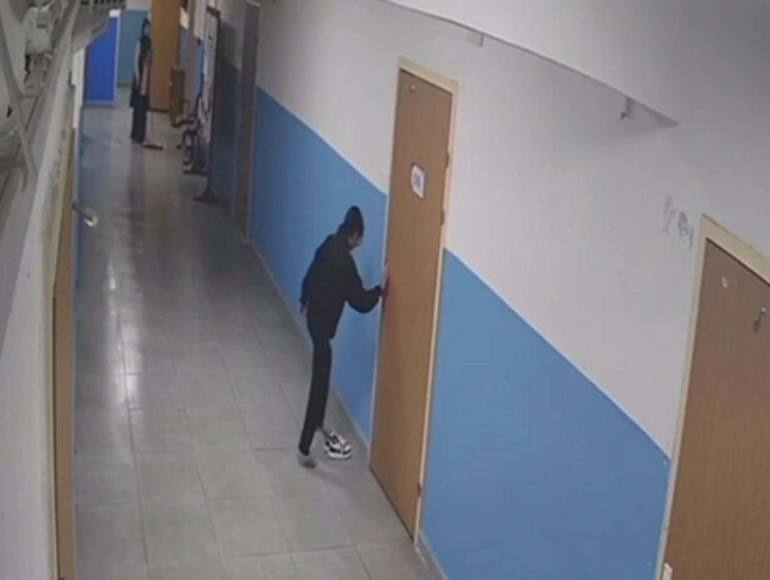 Hem düşünceli hem titiz... Okul kameraları bu defa örnek bir davranışı kaydetti