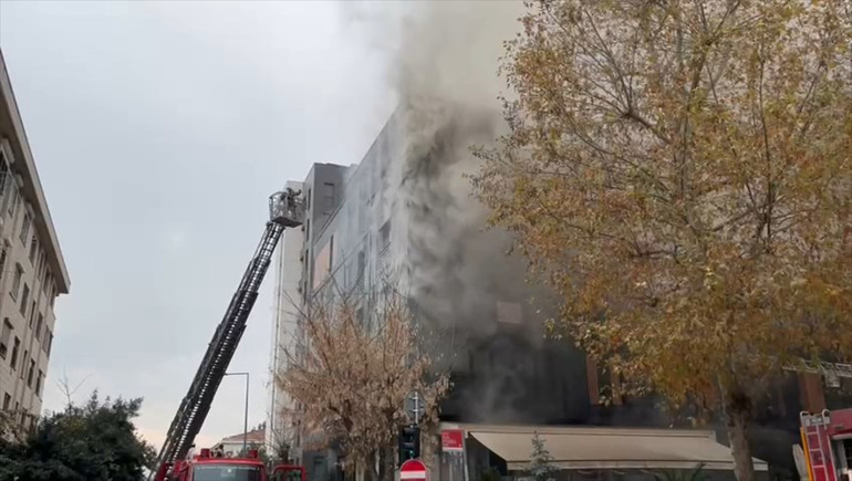 Kadıköyde 5 katlı binada yangın