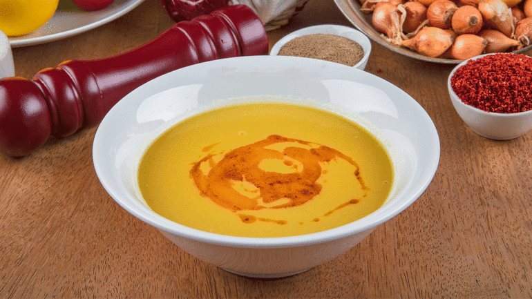 Üç ana yemek seçeneğiyle leziz yılbaşı yemeği menüsü