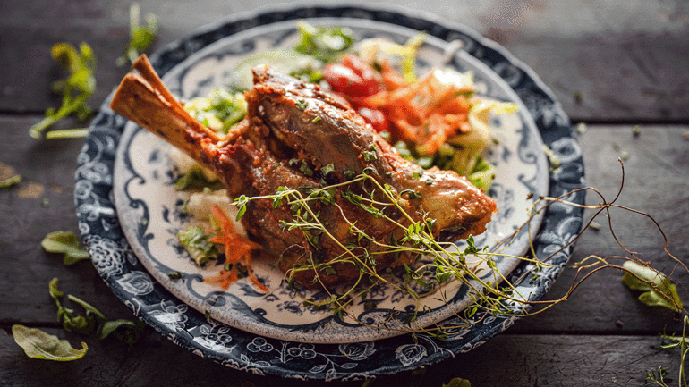 Üç ana yemek seçeneğiyle leziz yılbaşı yemeği menüsü