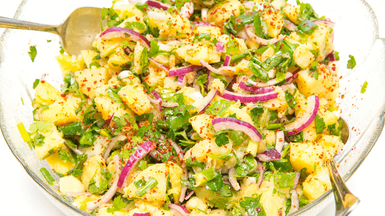 Üç ana yemek seçeneğiyle leziz yılbaşı yemeği menüsü