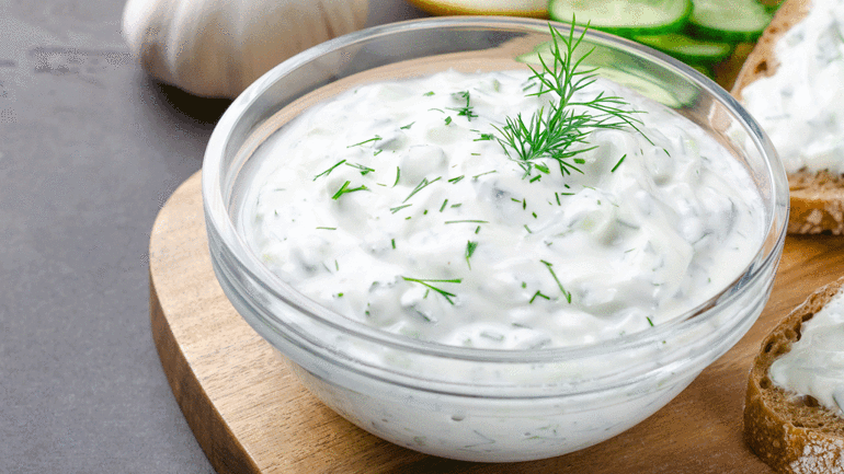 Üç ana yemek seçeneğiyle leziz yılbaşı yemeği menüsü