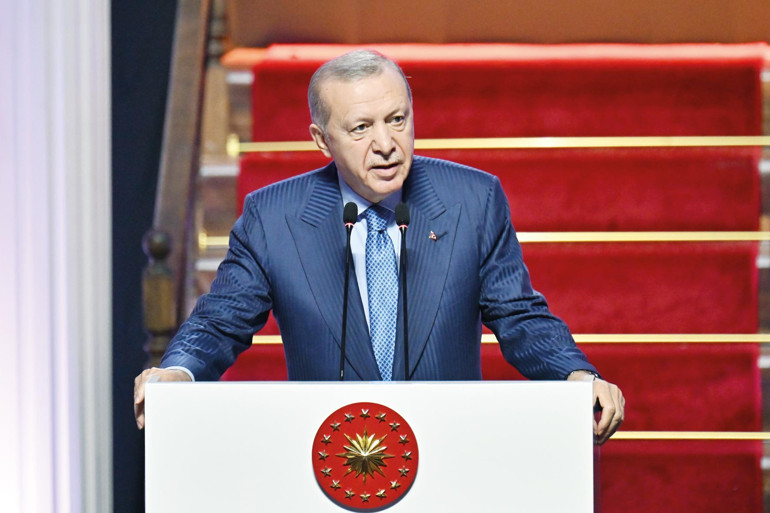 Bu sefer pipo içen biri sadece pipo içen biri değil gibi