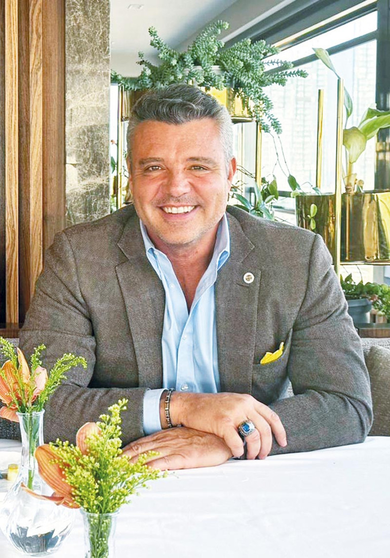 Bu sefer pipo içen biri sadece pipo içen biri değil gibi