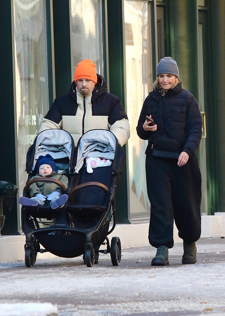 Gözünde gözlükleri, üzerinde eşofmanları… Eski pırıltılı günleri geride kaldı… Artık ailesi ve çocukları için yaşıyor