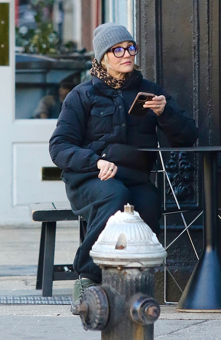 Gözünde gözlükleri, üzerinde eşofmanları… Eski pırıltılı günleri geride kaldı… Artık ailesi ve çocukları için yaşıyor