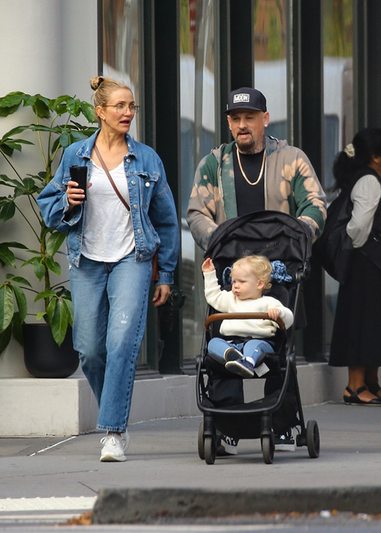 Gözünde gözlükleri, üzerinde eşofmanları… Eski pırıltılı günleri geride kaldı… Artık ailesi ve çocukları için yaşıyor