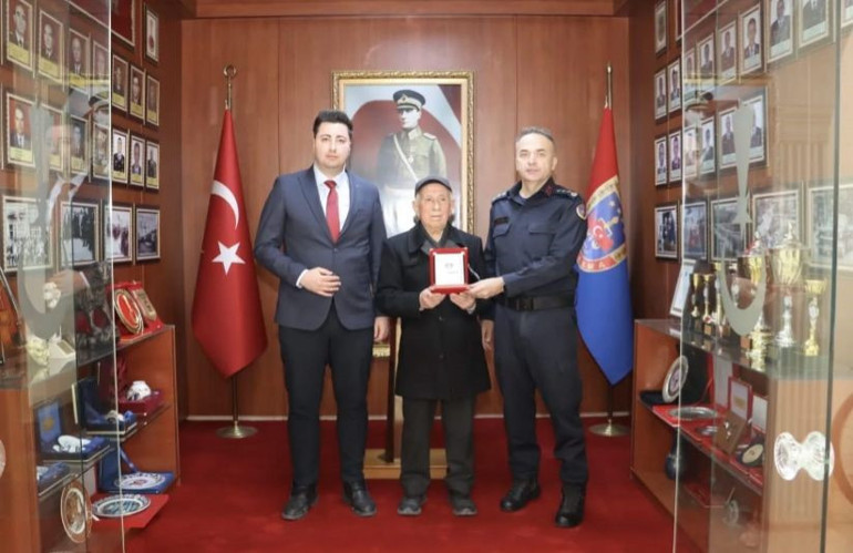 Son birikimi olan 10 Cumhuriyet altınını bağışladı Bu bağışı yaparken de çok gururlandım