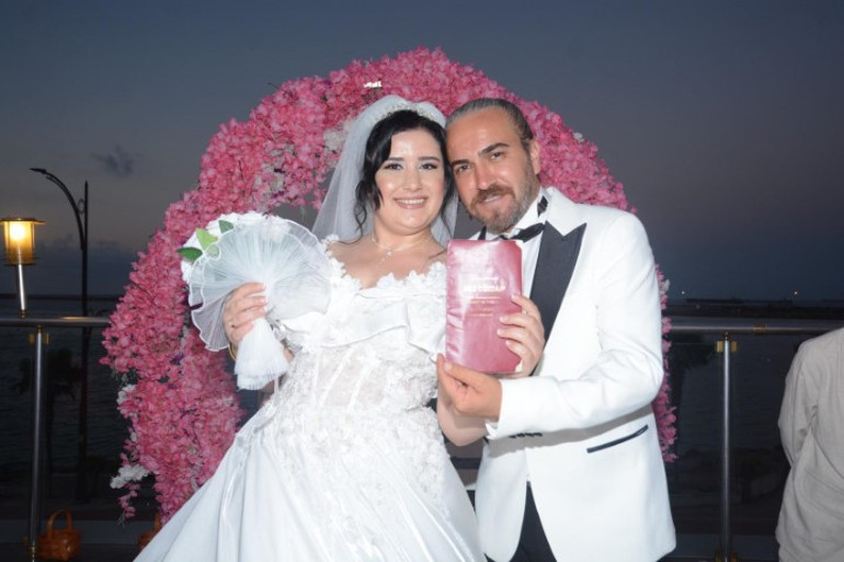 Sevdiği adamın kapısına dayanıp otomobille kaçırdı... Evli çift, içlerinde kalan ukdeyi 15 yıl sonra gerçekleştirdi