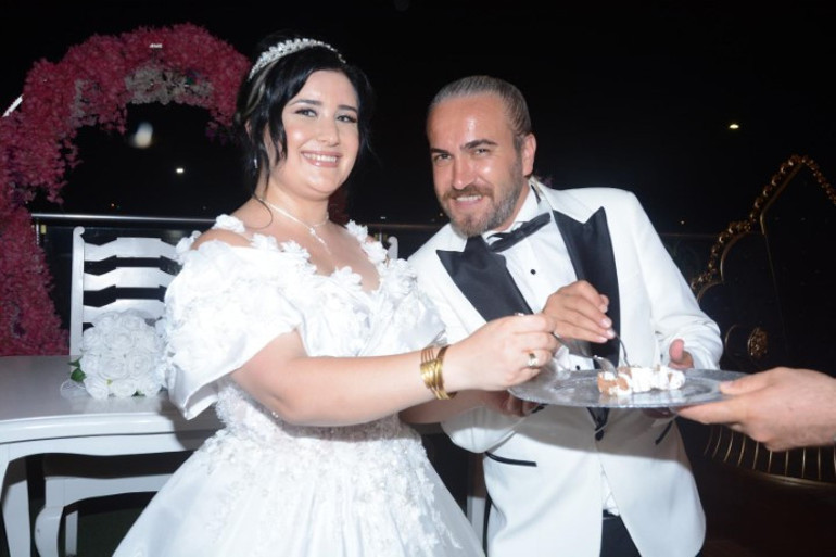 Sevdiği adamın kapısına dayanıp otomobille kaçırdı... Evli çift, içlerinde kalan ukdeyi 15 yıl sonra gerçekleştirdi