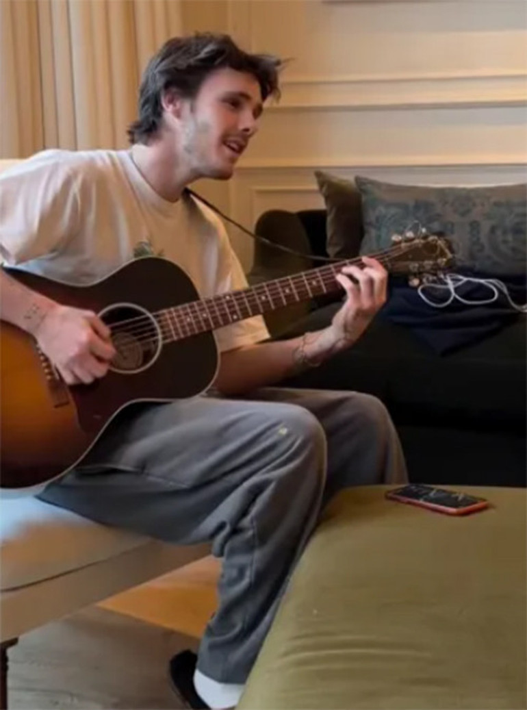 Oğlu artık soyadını bile istememiş ne gam Evinde şarkılı, müzikli pedikür yaptırdı