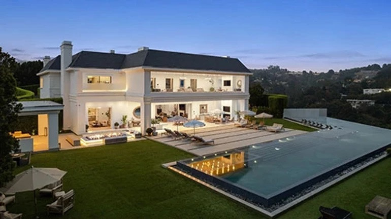 Yılbaşı süslerini asarken 50 milyonluk evini sergiledi… Bir zamanlar ‘aşk yuvam’ dediği yerde artık yapayalnız kaldı