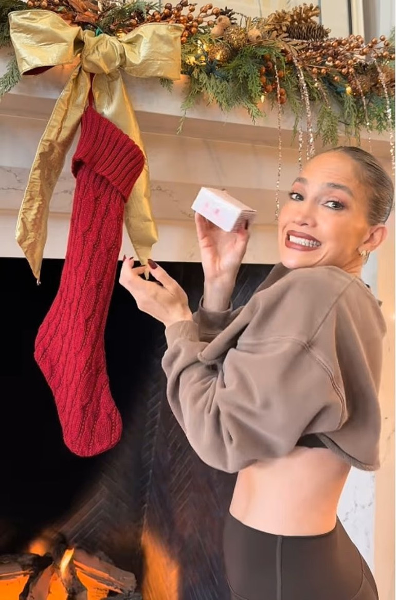 Yılbaşı süslerini asarken 50 milyonluk evini sergiledi… Bir zamanlar ‘aşk yuvam’ dediği yerde artık yapayalnız kaldı