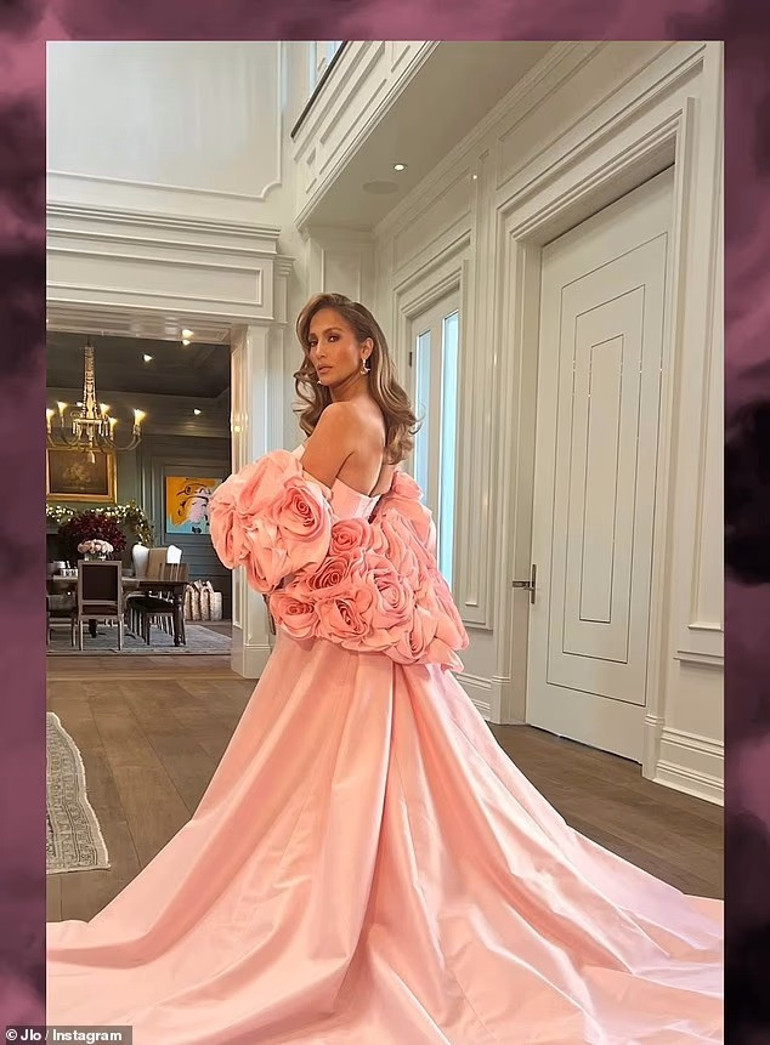 Yılbaşı süslerini asarken 50 milyonluk evini sergiledi… Bir zamanlar ‘aşk yuvam’ dediği yerde artık yapayalnız kaldı