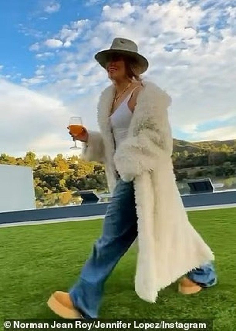 Yılbaşı süslerini asarken 50 milyonluk evini sergiledi… Bir zamanlar ‘aşk yuvam’ dediği yerde artık yapayalnız kaldı