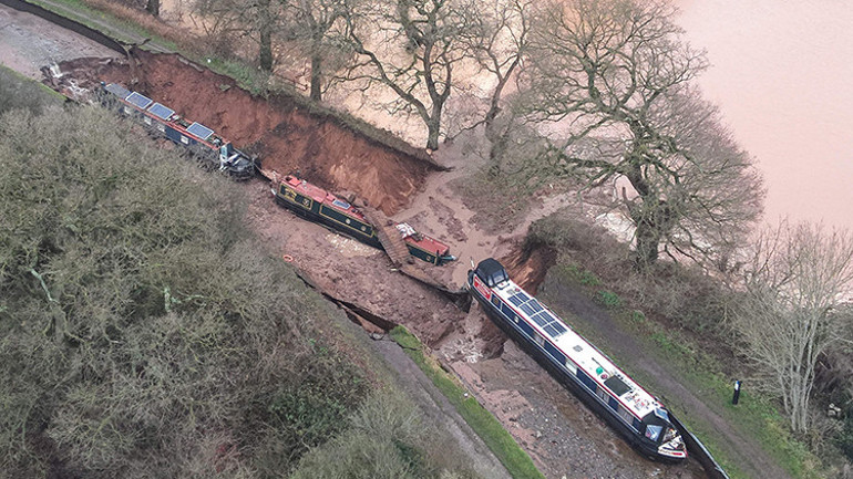 İngilterede dev obruk onlarca tekneyi yuttu