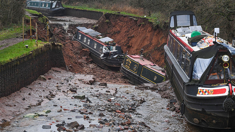 İngilterede dev obruk onlarca tekneyi yuttu