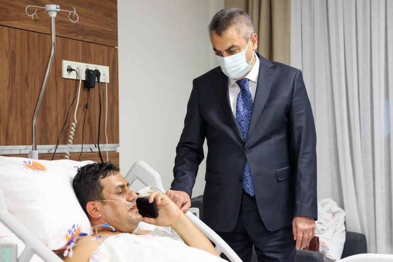 Milli Eğitim Bakanı Tekin, 12 yaşındaki öğrenci tarafından vurulan okul müdürü ile görüştü