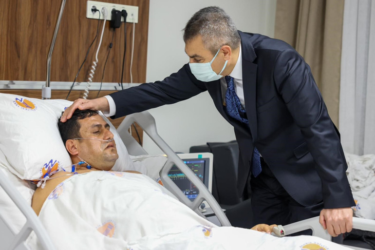 Milli Eğitim Bakanı Tekin, 12 yaşındaki öğrenci tarafından vurulan okul müdürü ile görüştü