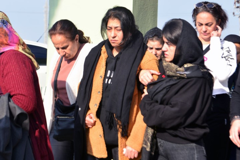 İki çocuğu öldürülen annenin yürek yakan feryadı Ağızlarına yastık bastırıp vurmuş