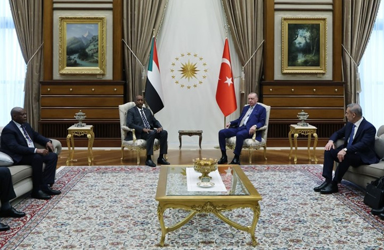 Cumhurbaşkanı Erdoğan, Sudan Egemenlik Konseyi Başkanı el-Burhanı resmi törenle karşıladı