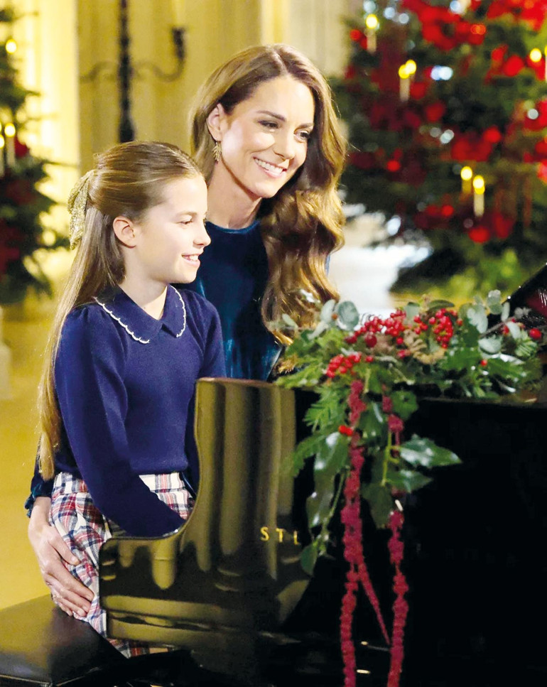 Anne kız piyano başında