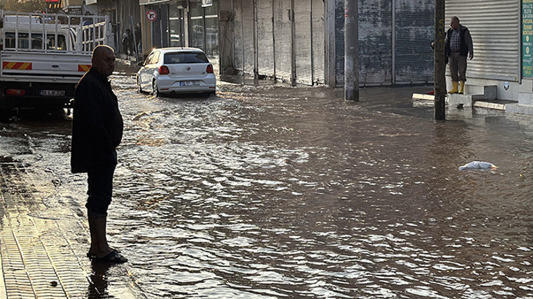  Cadde ve sokaklar göle döndü