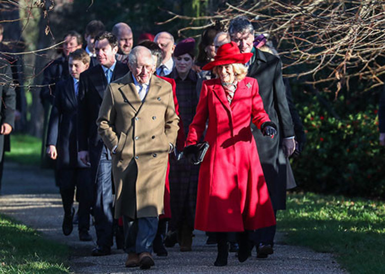 Doğduğundan beri aldığı bütün görgü dersleri boşa gitti... Hayatında ilk kez görmüş gibi babasının elinden kaptı