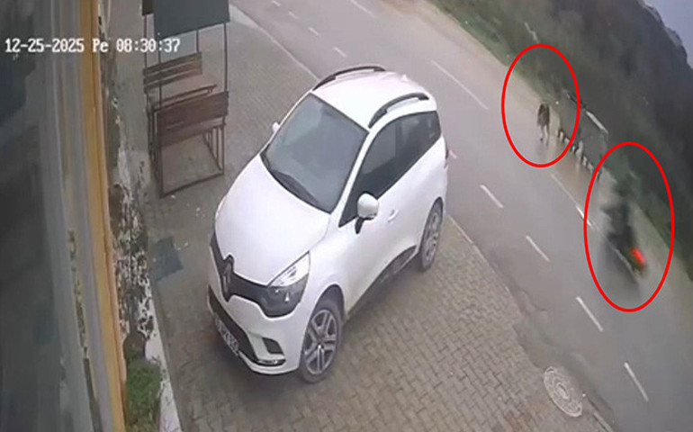 Bursada köpek saldırısına uğrayan motokurye kaza yaptı O anlar kamerada