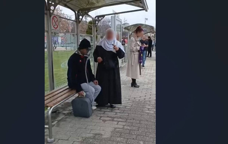 Genç öğretmen yakaladı, dolandırıcı kadın diye bağırıp ifşa etti Gündem olan kavganın geçmişi varmış