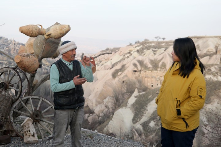 Çocuk yaşta taşındığı belde kaderini değiştirdi: Ortaokul mezunu adam 9 dil biliyor ve memleketinin tanıtımına katkı sağlıyor