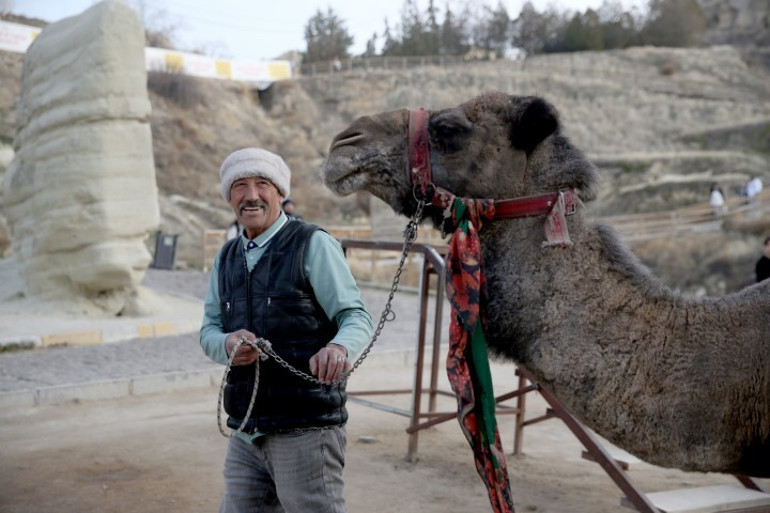Çocuk yaşta taşındığı belde kaderini değiştirdi: Ortaokul mezunu adam 9 dil biliyor ve memleketinin tanıtımına katkı sağlıyor