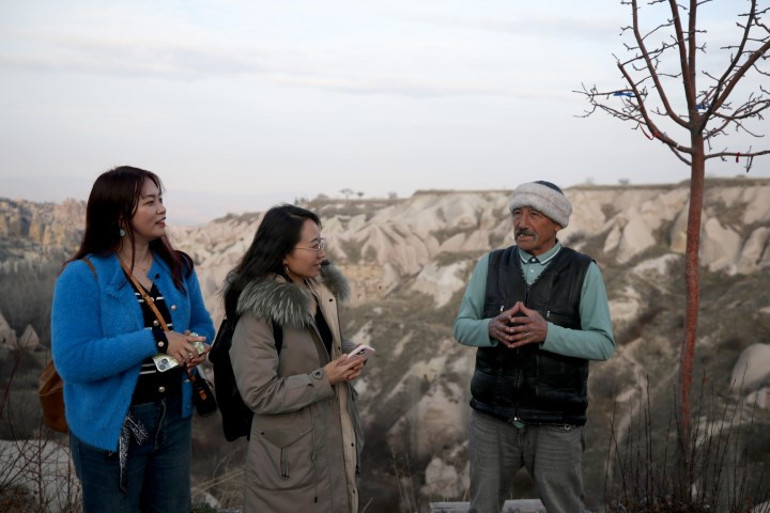 Çocuk yaşta taşındığı belde kaderini değiştirdi: Ortaokul mezunu adam 9 dil biliyor ve memleketinin tanıtımına katkı sağlıyor
