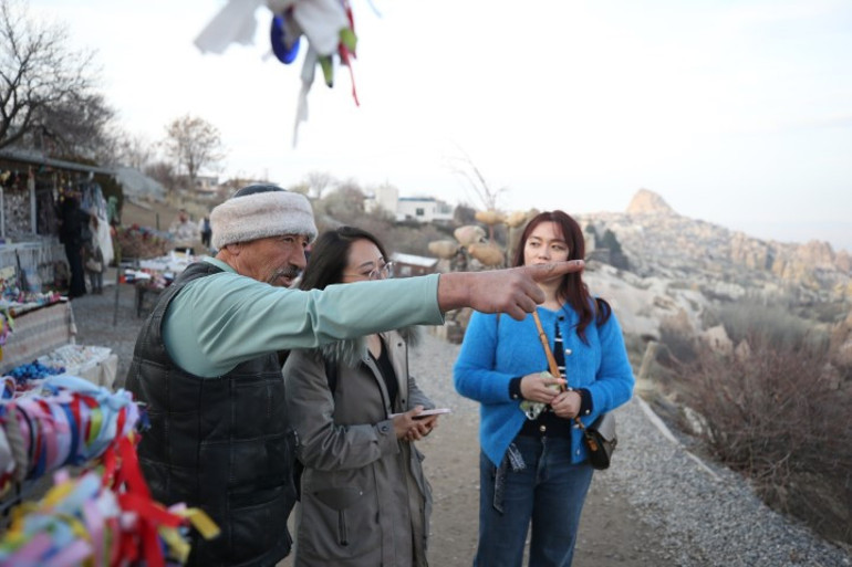 Çocuk yaşta taşındığı belde kaderini değiştirdi: Ortaokul mezunu adam 9 dil biliyor ve memleketinin tanıtımına katkı sağlıyor