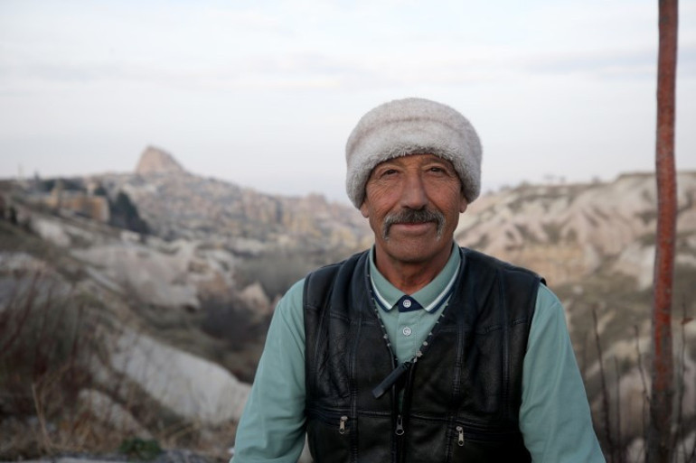 Çocuk yaşta taşındığı belde kaderini değiştirdi: Ortaokul mezunu adam 9 dil biliyor ve memleketinin tanıtımına katkı sağlıyor