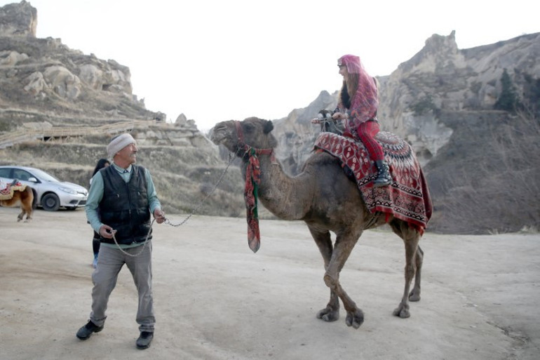 Çocuk yaşta taşındığı belde kaderini değiştirdi: Ortaokul mezunu adam 9 dil biliyor ve memleketinin tanıtımına katkı sağlıyor