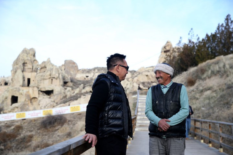 Çocuk yaşta taşındığı belde kaderini değiştirdi: Ortaokul mezunu adam 9 dil biliyor ve memleketinin tanıtımına katkı sağlıyor