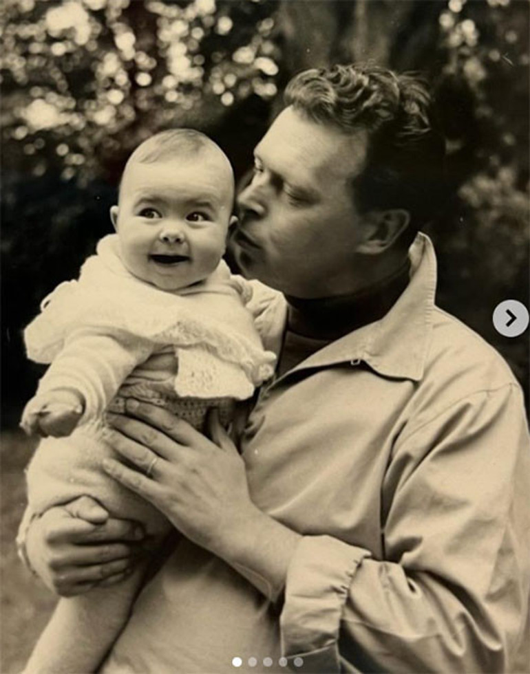 Tarihe geçen bir törenle evlenmişlerdi... Dört yıllık yuva iki çocukla şenlendi: Kızımla babaannesi iki su damlası gibi